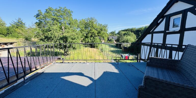 Dachterrasse mit Blick in den Garten