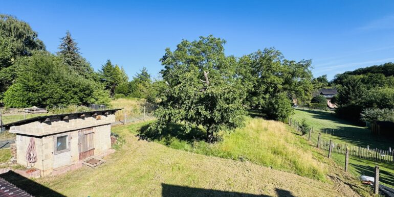 Blick in den Garten und Hünerstall/Gartenschuppen