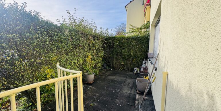 Blick von Balkon auf Terrasse