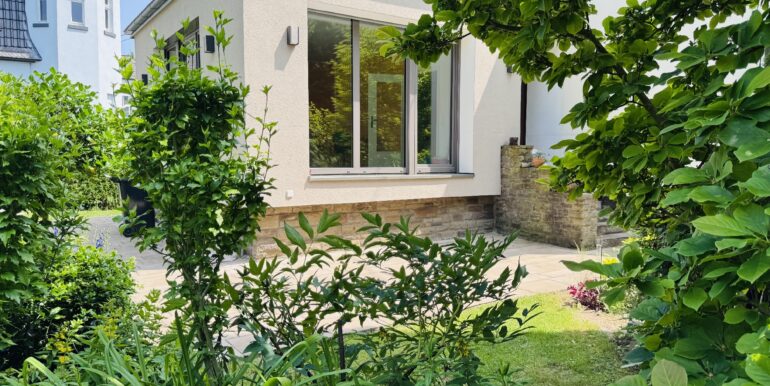 Idyllischer Garten mit Blick auf den Anbau