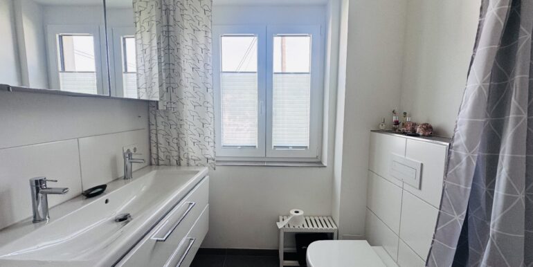 Badezimmer mit Dusche 1. OG