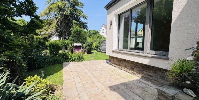 Terrasse mit Blick in den Garten