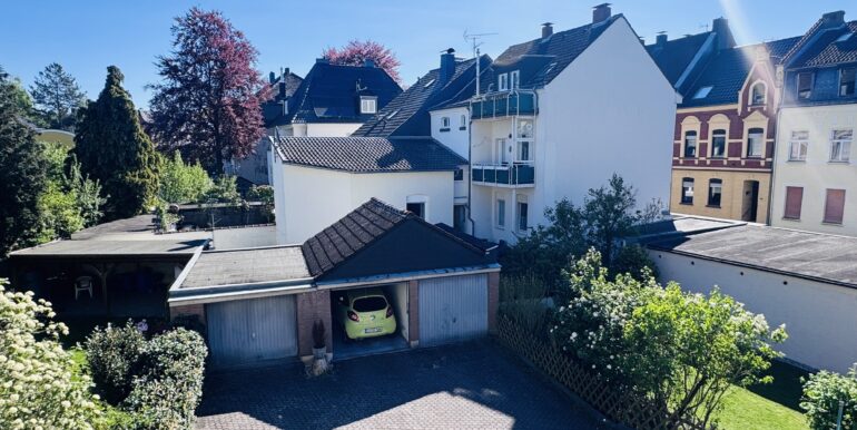 Innenhof mit Garagen