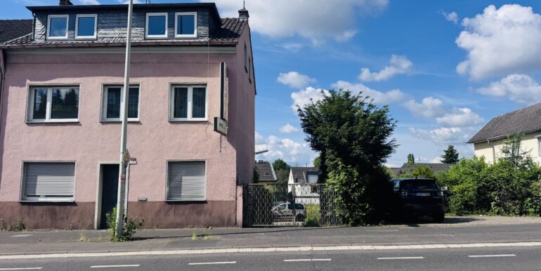 Außenansicht Haus und Parkplätze